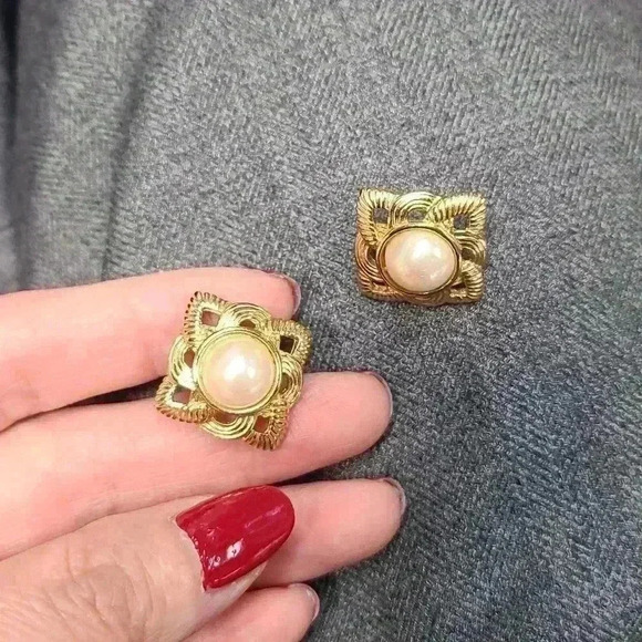 Gold tone fuax pearl earrings vintage style - Picture 12 of 15